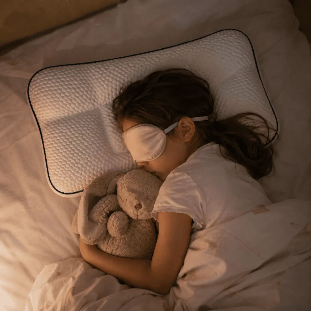 Enfant endormi avec son doudou sur l’oreiller Insolya